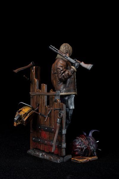 Коллекционная фигурка Леон С. Кеннеди &mdash; Resident Evil 4 Leon S. Kennedy Collectible Figure &mdash; Resident Evil 4 фото