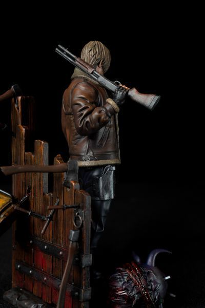 Коллекционная фигурка Леон С. Кеннеди &mdash; Resident Evil 4 Leon S. Kennedy Collectible Figure &mdash; Resident Evil 4 фото